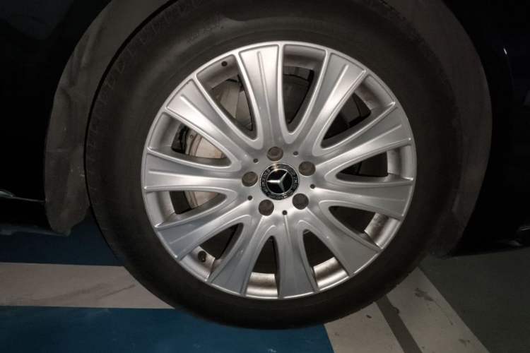 Used Mercedes-Benz S-Class 2019 S 320 L Right Front Wheel Hub