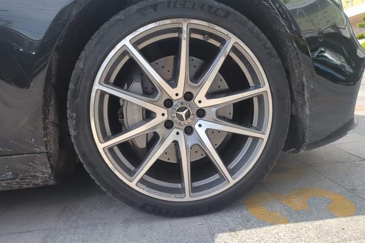 Used Mercedes-Benz S-Class 2019 S 450 L 4MATIC Exclusive Edition Right Front Wheel Hub