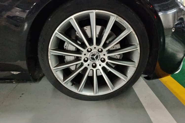 Used Mercedes-Benz S-Class  Right Front Wheel Hub