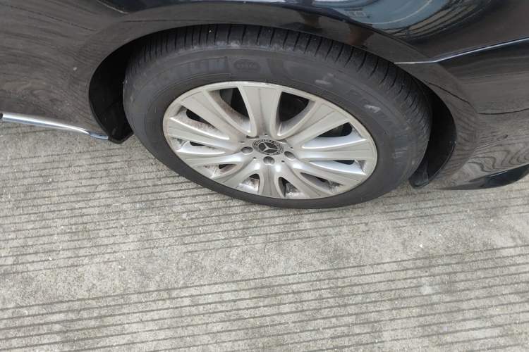 Used Mercedes-Benz S-Class 2019 S 320 L Right Front Wheel Hub