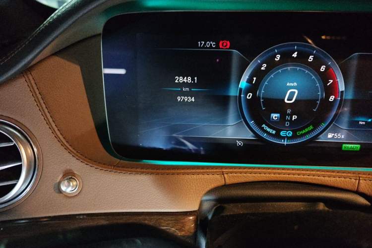 Used Mercedes-Benz S-Class 2019 S 320 L Odometer Close Up