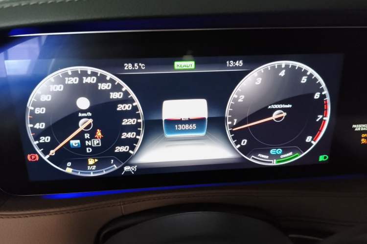 Used Mercedes-Benz S-Class 2019 S 320 L Odometer Close Up