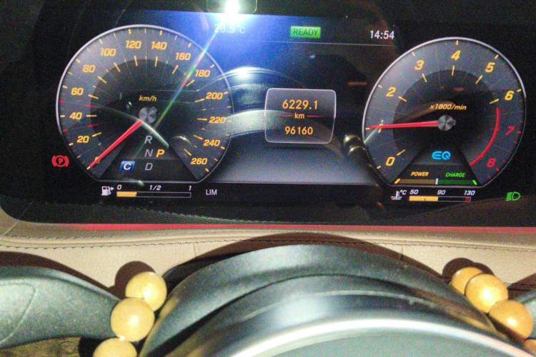 Used Mercedes-Benz S-Class 2019 S 320 L Odometer Close Up