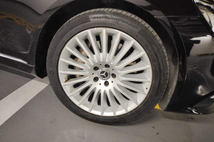 Used Mercedes-Benz S-Class 2020 S 350 L Business Class Ultimate Edition Right Front Wheel Hub