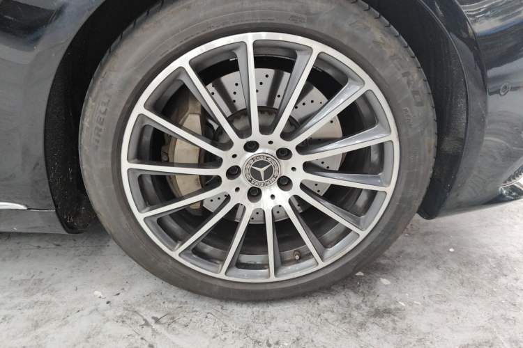 Used Mercedes-Benz S-Class 2020 S 450 L Exclusive Edition Right Front Wheel Hub