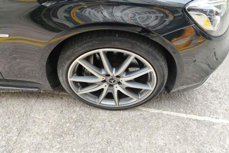 Used Mercedes-Benz S-Class 2020 S 450 L 4MATIC Exclusive Edition Right Front Wheel Hub