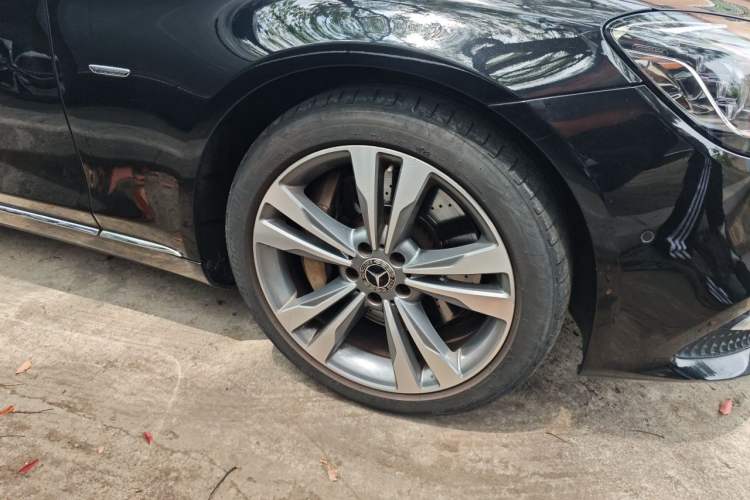 Used Mercedes-Benz S-Class 2020 S 350 L Exclusive Edition Prestige Collection Right Front Wheel Hub