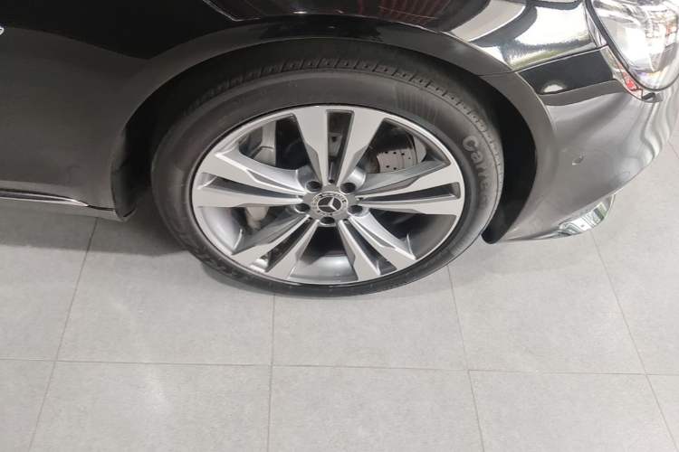 Used Mercedes-Benz S-Class 2020 S 350 L Exclusive Edition Prestige Collection Right Front Wheel Hub