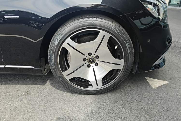 Used Mercedes-Benz S-Class 2020 S 350 L Business Class Ultimate Edition Right Front Wheel Hub