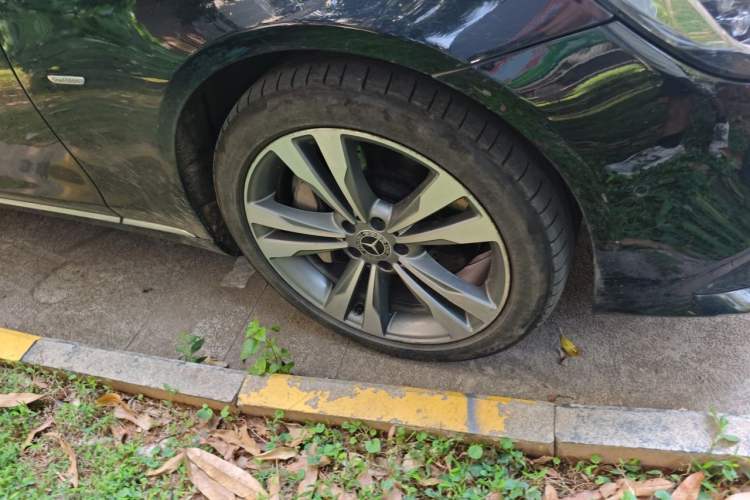 Used Mercedes-Benz S-Class 2020 S 350 L Exclusive Edition Prestige Collection Right Front Wheel Hub