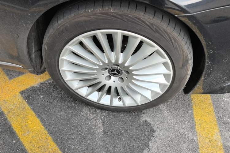 Used Mercedes-Benz S-Class 2020 S 350 L Business Class Ultimate Edition Right Front Wheel Hub