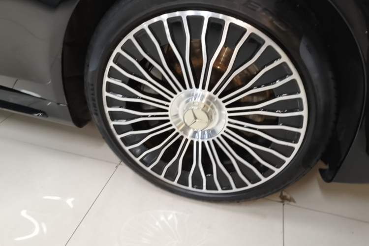 Used Mercedes-Benz S-Class 2020 S 450 L 4MATIC Exclusive Edition Right Front Wheel Hub
