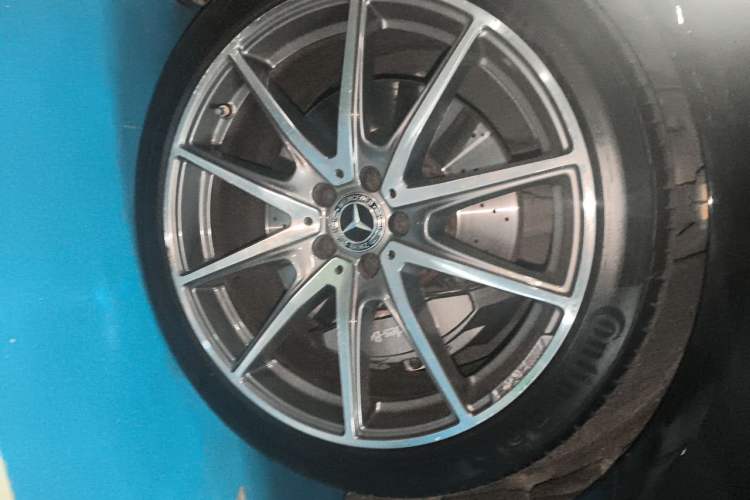Used Mercedes-Benz S-Class 2020 S 450 L 4MATIC Exclusive Edition Right Front Wheel Hub