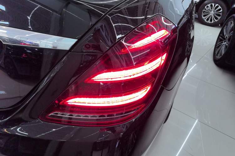Used Mercedes-Benz S-Class 2020 S 350 L Business Class Ultimate Edition Right Rear Taillight