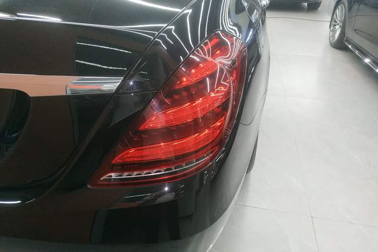 Used Mercedes-Benz S-Class 2020 S 350 L Business Class Ultimate Edition Right Rear Taillight