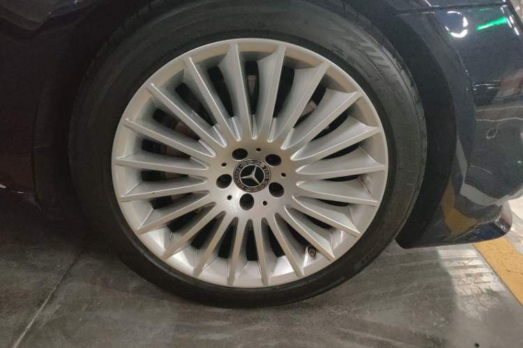 Used Mercedes-Benz S-Class 2020 S 350 L Business Class Ultimate Edition Right Front Wheel Hub