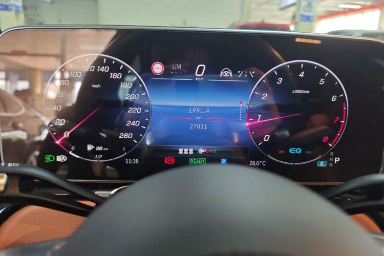 Used Mercedes-Benz S-Class 2021 S 450 L 4MATIC Odometer Close Up