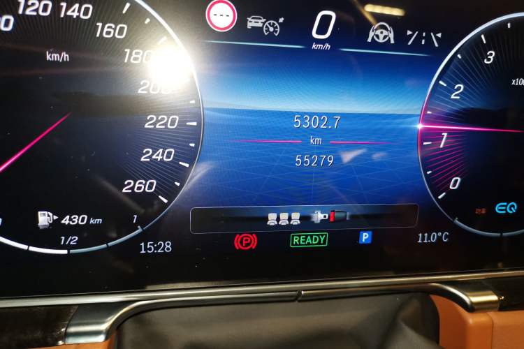 Used Mercedes-Benz S-Class 2021 S 450 L 4MATIC Odometer Close Up