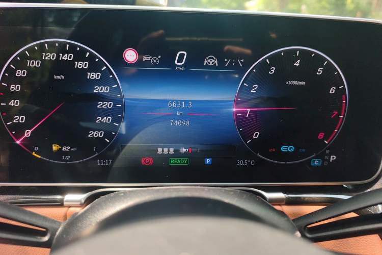 Used Mercedes-Benz S-Class 2021 S 450 L 4MATIC Odometer Close Up