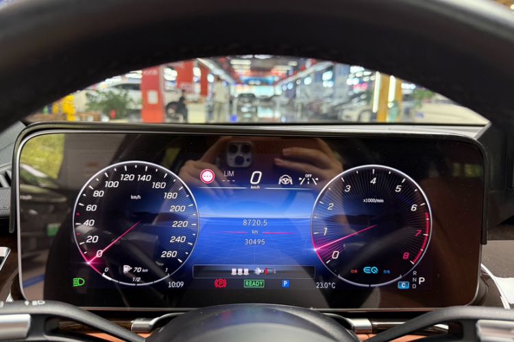 Used Mercedes-Benz S-Class 2021 S 450 L Odometer Close Up