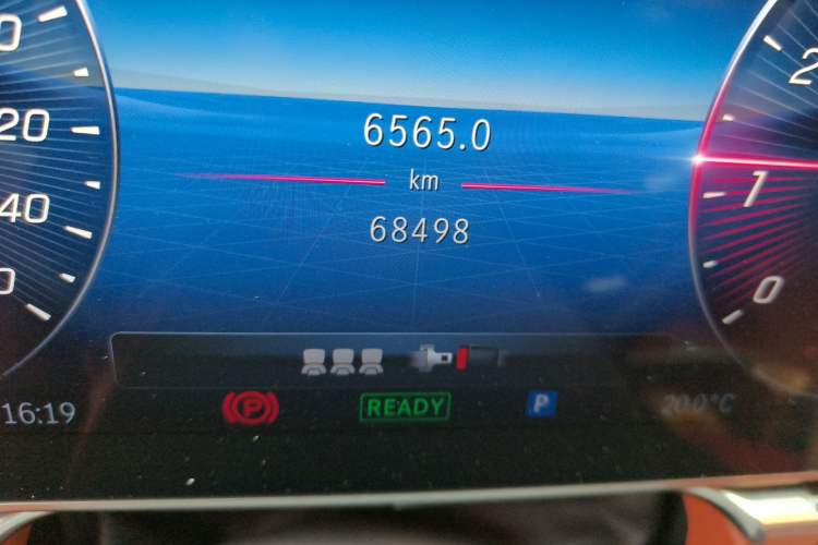 Used Mercedes-Benz S-Class 2021 S 450 L 4MATIC Odometer Close Up