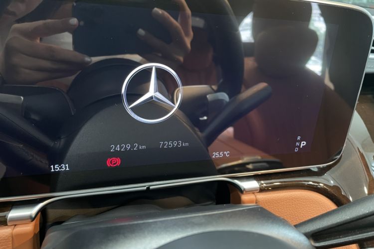 Used Mercedes-Benz S-Class 2021 S 400 L Luxury Model Odometer Close Up