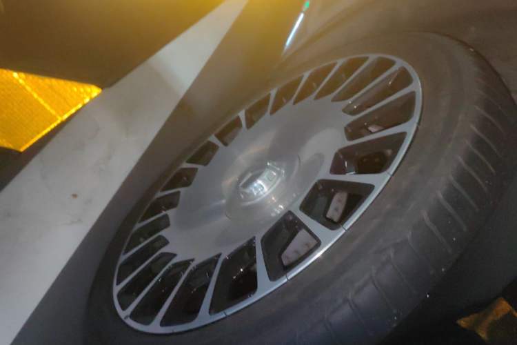 Used Mercedes-Benz S-Class 2021 S 400 L Luxury Model Right Front Wheel Hub