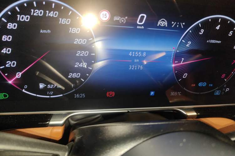 Used Mercedes-Benz S-Class 2022 S 450 L 4MATIC Odometer Close Up