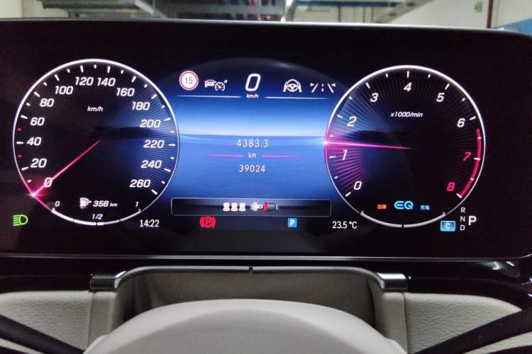 Used Mercedes-Benz S-Class 2022 S 450 L 4MATIC Odometer Close Up