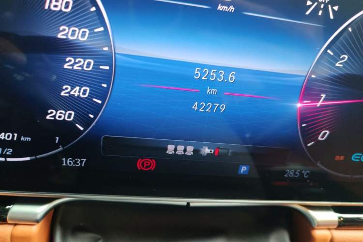 Used Mercedes-Benz S-Class 2022 S 450 L 4MATIC Odometer Close Up