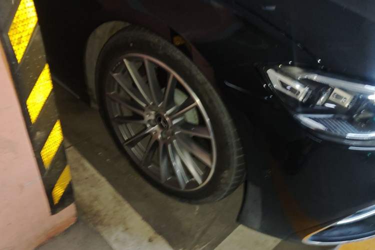 Used Mercedes-Benz S-Class 2022 S 450 L 4MATIC Right Front Wheel Hub