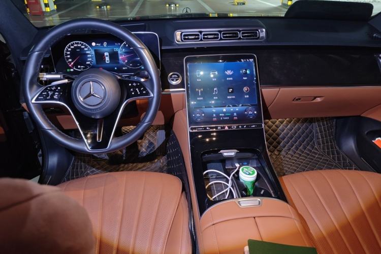 Used Mercedes-Benz S-Class 2023 S 400 L Luxury Model Center Console