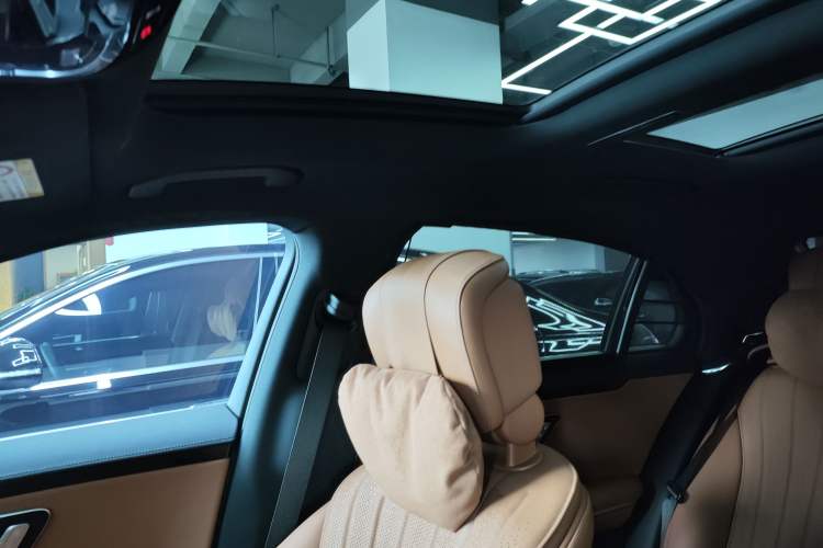 Used Mercedes-Benz S-Class 2023 S 450 L 4MATIC Interior 3