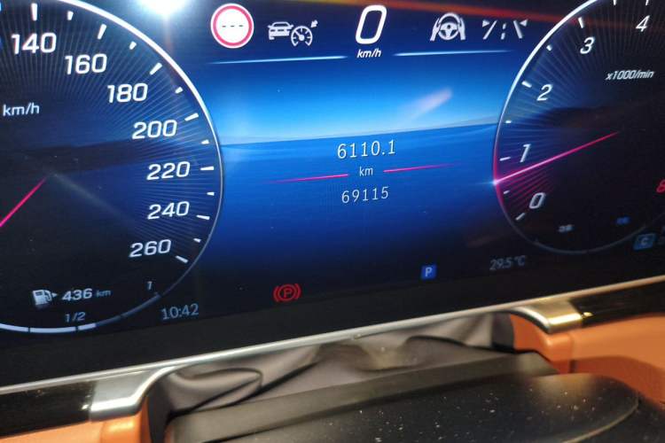 Used Mercedes-Benz S-Class 2023 S 450 L 4MATIC Odometer Close Up