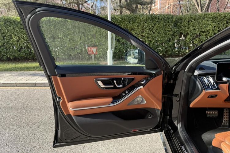 Used Mercedes-Benz S-Class 2024 S 450 L 4MATIC Interior 12