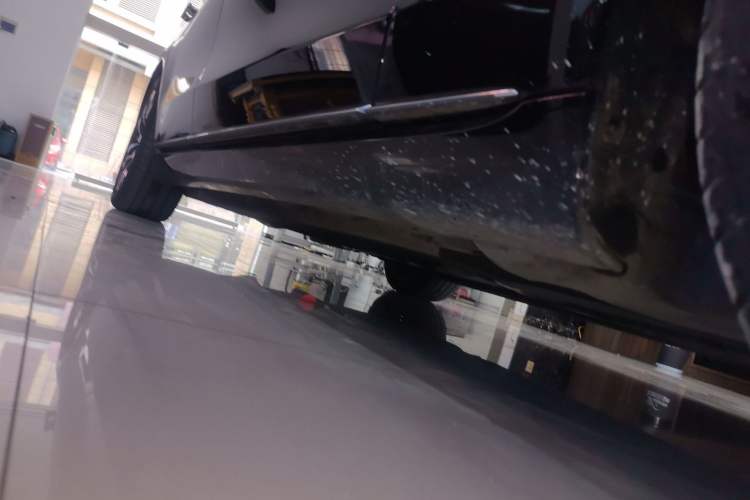 Used Mercedes-Benz S-Class 2024 S 400 L Luxury Model Right Side Sill