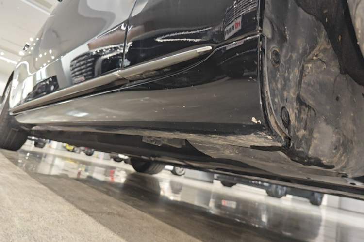 Used Mercedes-Benz S-Class 2026 S 400 L Special Edition Right Side Sill
