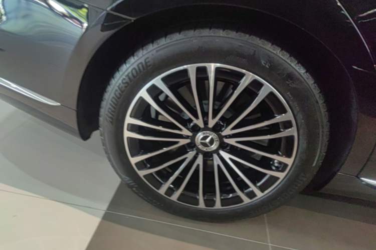 Used Mercedes-Benz S-Class New Energy 2023 S 450 e L Plug-in Hybrid Sedan Right Rear Wheel Hub