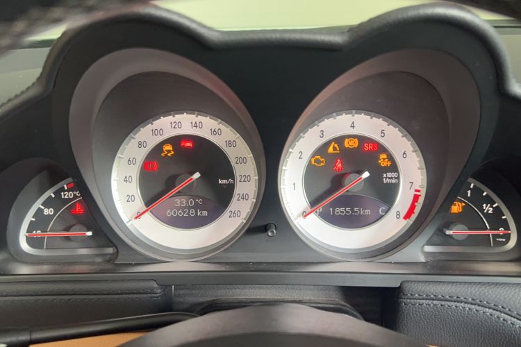 Used Mercedes-Benz SL-Class 2010 SL 350 Odometer Close Up