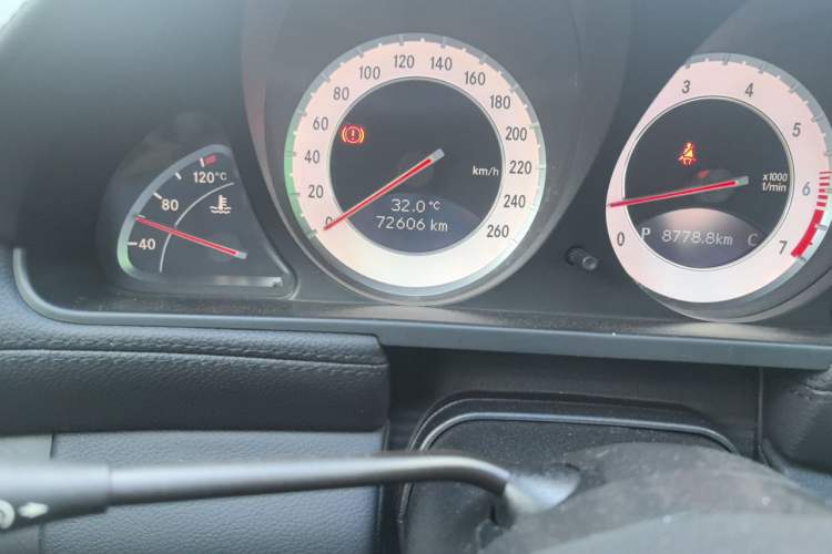 Used Mercedes-Benz SL-Class 2011 SL 300 Grand Edition Odometer Close Up