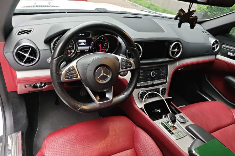 Used Mercedes-Benz SL-Class 2017 SL 400 Center Console
