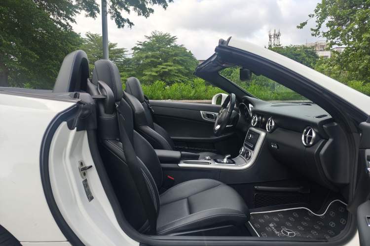 Used Mercedes-Benz SLC 2016 SLC 200 Dynamic Edition Interior 2