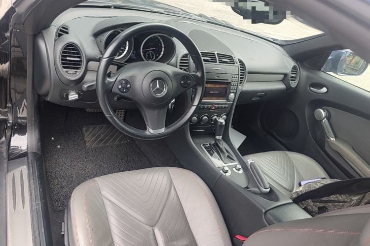 Used Mercedes-Benz SLK-Class 2010 SLK 300 Grand Edition Center Console