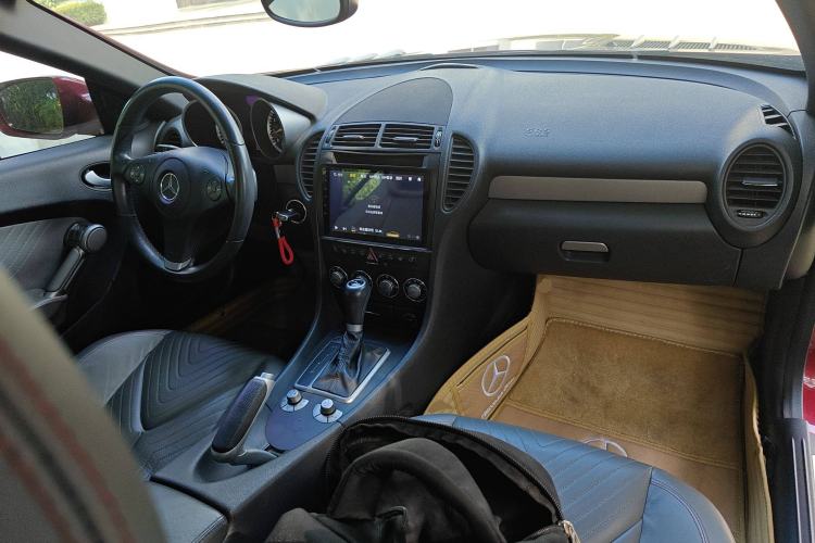 Used Mercedes-Benz SLK-Class 2010 SLK 350 Grand Edition Center Console