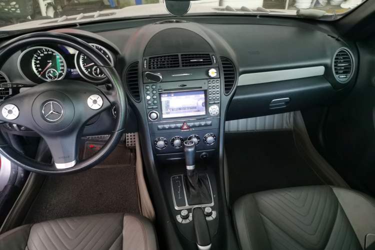 Used Mercedes-Benz SLK-Class 2010 SLK 300 Grand Edition Center Console