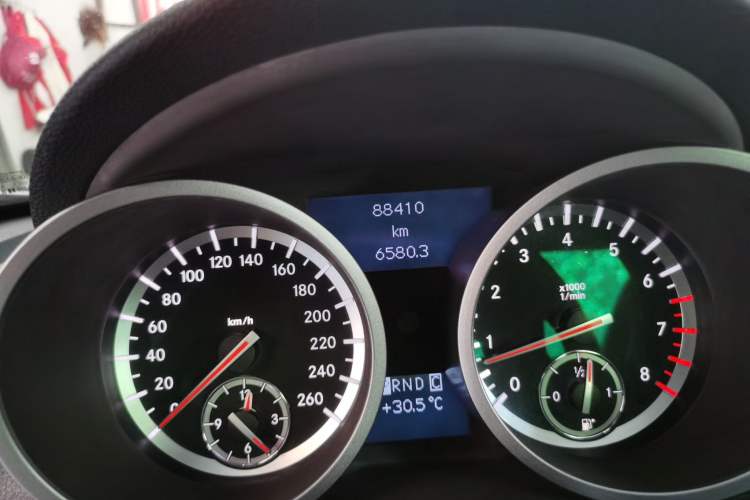 Used Mercedes-Benz SLK-Class 2010 SLK 300 Grand Edition Odometer Close Up