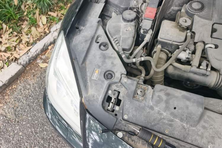 Used Mercedes-Benz SLK-Class 2011 SLK 200 Fashion Model Engine Bay Right