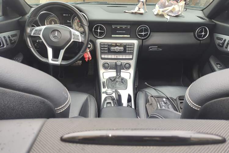 Used Mercedes-Benz SLK-Class 2011 SLK 200 Fashion Model Center Console