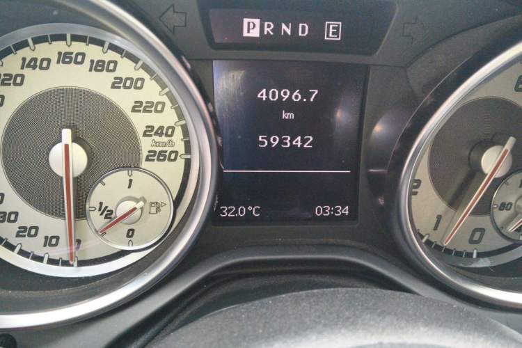 Used Mercedes-Benz SLK-Class 2011 SLK 200 Fashion Model Odometer Close Up