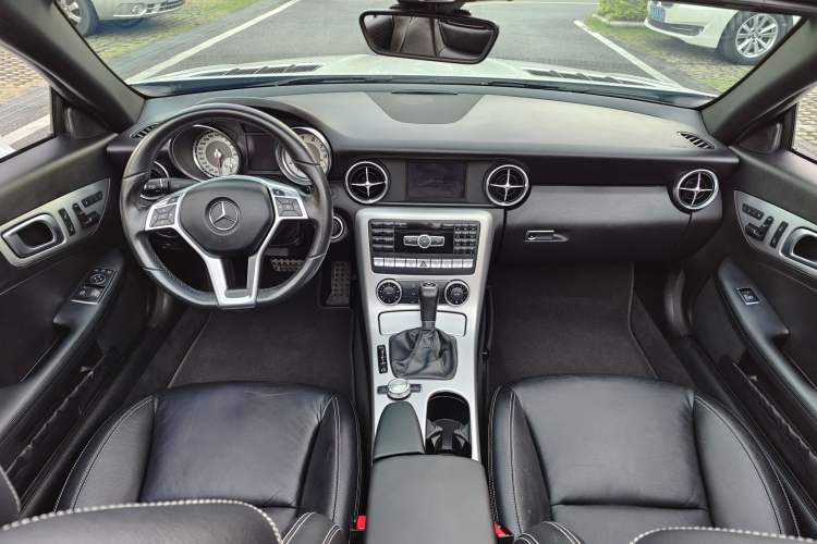 Used Mercedes-Benz SLK-Class 2011 SLK 200 Fashion Model Center Console